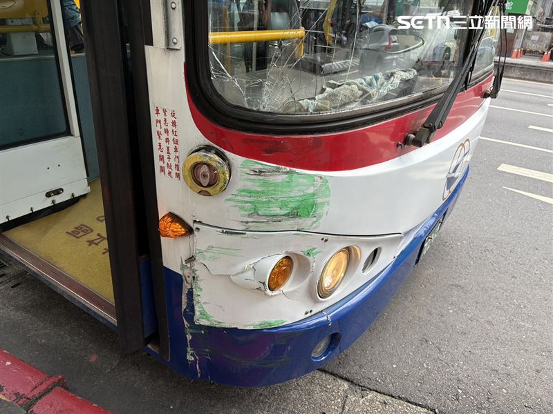 北市林姓司機駕駛公車擦撞郵務車，造成張姓郵差受傷送醫。（圖／翻攝畫面）