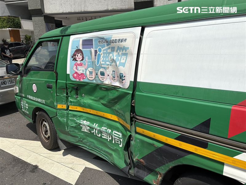 北市林姓司機駕駛公車擦撞郵務車，造成張姓郵差受傷送醫。（圖／翻攝畫面）