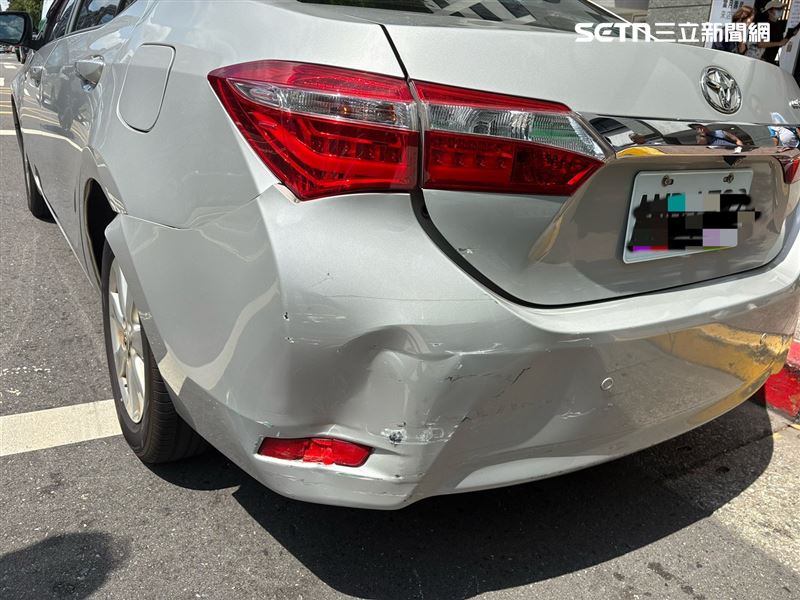北市林姓司機駕駛公車擦撞郵務車，造成張姓郵差受傷送醫。（圖／翻攝畫面）