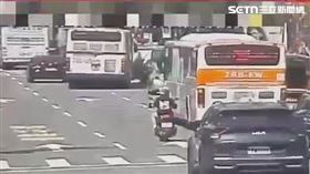 北市林姓司機駕駛公車擦撞郵務車，造成張姓郵差受傷送醫。（圖／翻攝畫面）