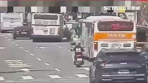 北市公車撞郵務車　郵差滿臉血雙腿傷送醫