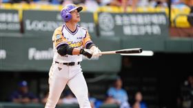 台鋼雄鷹王柏融炸裂逆轉2分砲。（圖／台鋼雄鷹提供） 