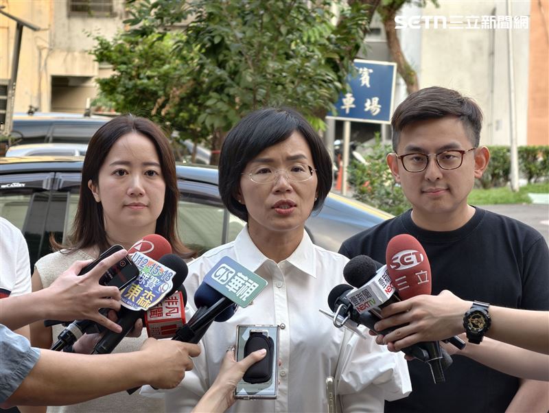 民進黨舉辦新北黨務座談，會後兼任黨部主委的立委蘇巧慧與兼任發言人的議員戴瑋姍、卓冠廷出面受訪。（圖／記者劉秀敏攝影）
