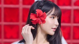 元元解放E級巨乳　深邃事業線全露惹暴動