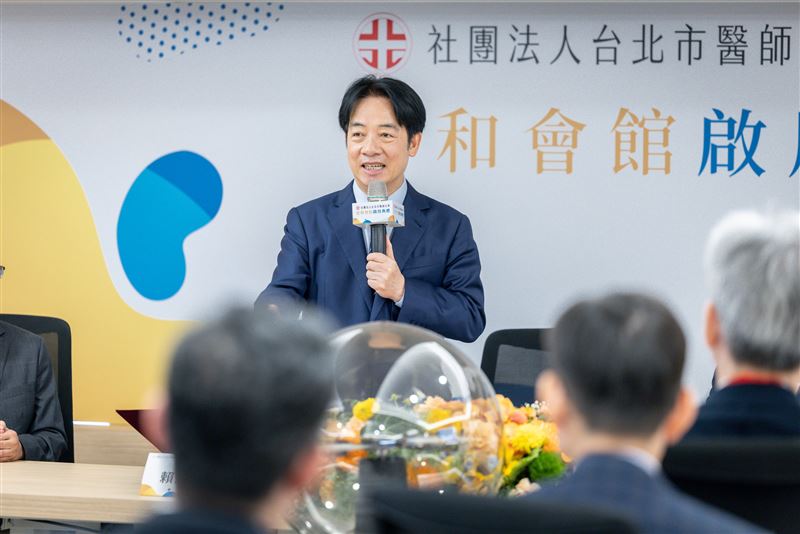 總統賴清德出席「台北市醫師公會新會館啟用典禮暨八十週年慶公益藝術展」。（圖／總統府提供）