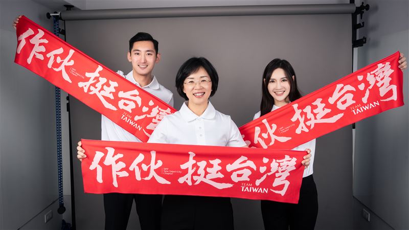 民進黨新北市黨部推出募款小物，邀請知名女星徐千京拍攝宣傳照。（圖／民進黨新北市黨部提供）