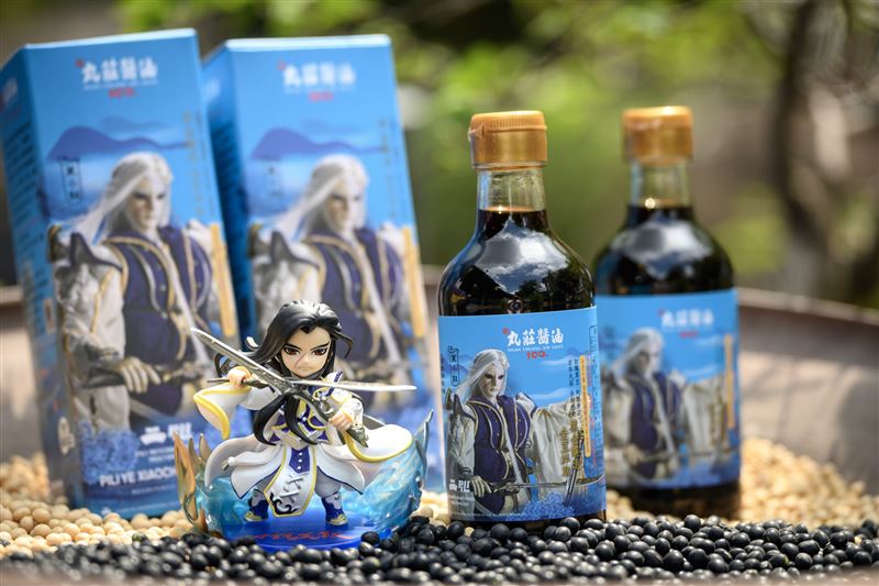 丸莊醬油與霹靂布袋戲跨界合作，推出「丸莊霹靂葉小釵醬油」，引發熱烈討論。（圖／丸莊醬油提供）