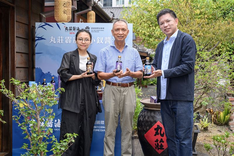 丸莊醬油副總經理莊偉中（右一）表示，丸莊與霹靂同為雲林在地且具歷史的品牌，攜手合作可說是「再好不過」。（圖／丸莊醬油提供）