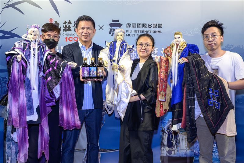 霹靂布袋戲突破「老人文化」標籤，積極拓展海外市場，甚至吸引外國粉絲想學操偶，近期更與百年品牌丸莊醬油聯名，掀起熱議。（圖／丸莊醬油提供）