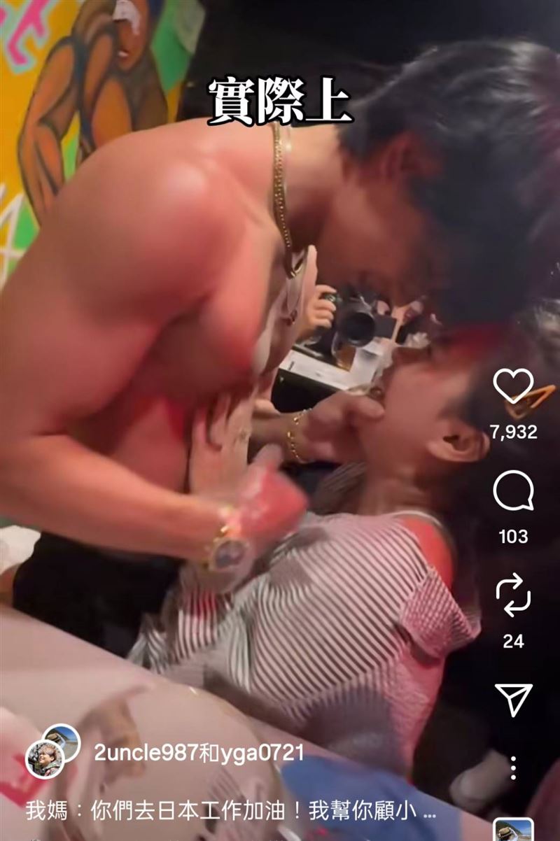 二伯摸猛男胸肌。（圖／翻攝自蔡阿嘎IG）