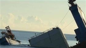 宜蘭大溪漁港東防波堤延長工程今晨進行沉箱拖航定位作業時，載運沉箱的浮台船突然進水沉沒。（圖／宜蘭縣政府提供）