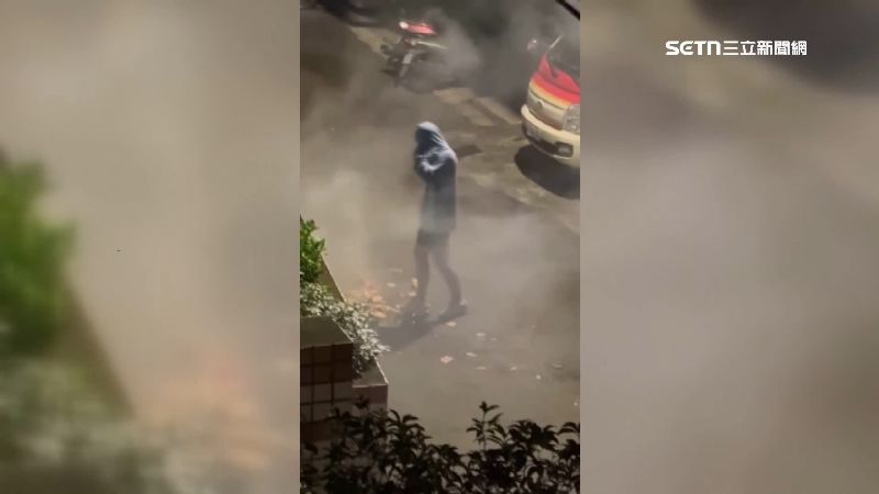 燒出的灰燼弄得整條巷弄煙霧迷漫
