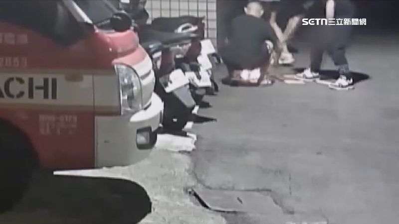 五名不明男子半夜在巷內燒紙錢