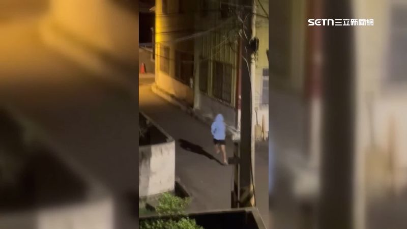不明男子詭異狂奔
