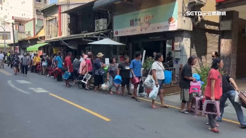民眾們為了購買蛋黃酥大排長龍