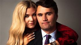 川普盟友柯克演講遭槍殺！遺孀首發聲哽咽安慰3歲女：爸爸和耶穌出差。（圖／翻攝自X平台 @charliekirk11）