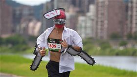 熱情粉絲戴著鏈鋸頭套跑步。（圖／索尼影業提供）