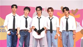 FEniX粉絲為了參加活動，一早就蜂擁而至到場應援。（圖／POP Radio提供）