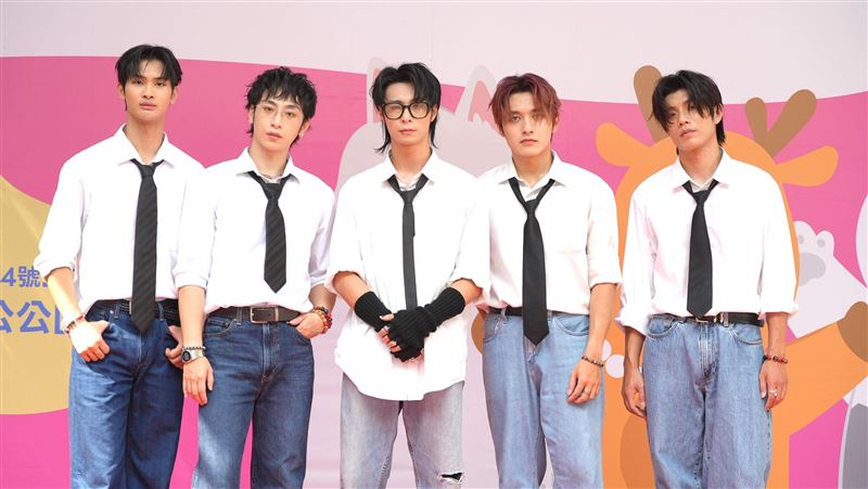 FEniX粉絲為了參加活動，一早就蜂擁而至到場應援。（圖／POP Radio提供）