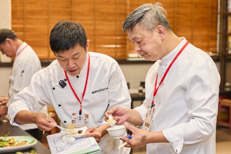 2025麻油擂台賽在高雄場在高雄餐旅大學舉辦，評審團於麻油料理擂台競賽初賽，針對菜餚進行感官品評。（圖／翻攝畫面）