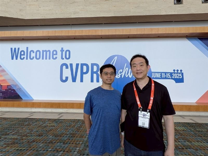 鴻海研究院與香港城市大學合作開發的 ModeSeq模型，在國際自駕技術大賽中奪冠。這套多模態軌跡預測技術能同時模擬車輛與行人的多種可能走向，幫助自駕系統提前做出判斷，大幅提升行車安全，讓AI更接近「秒懂」人類行為的未來。（圖／鴻海研究院提供）