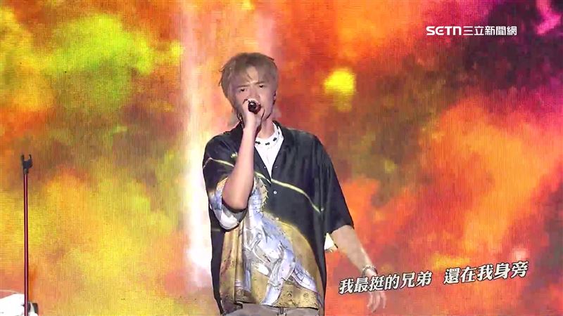 搖滾天團八三夭開唱嗨翻全場