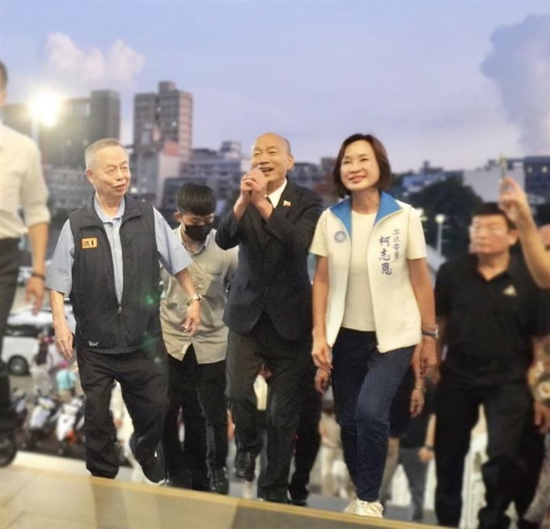 柯志恩也在臉書PO出照片，寫下：今晚在高雄、韓院長、久違了！（圖／翻攝自柯志恩臉書）