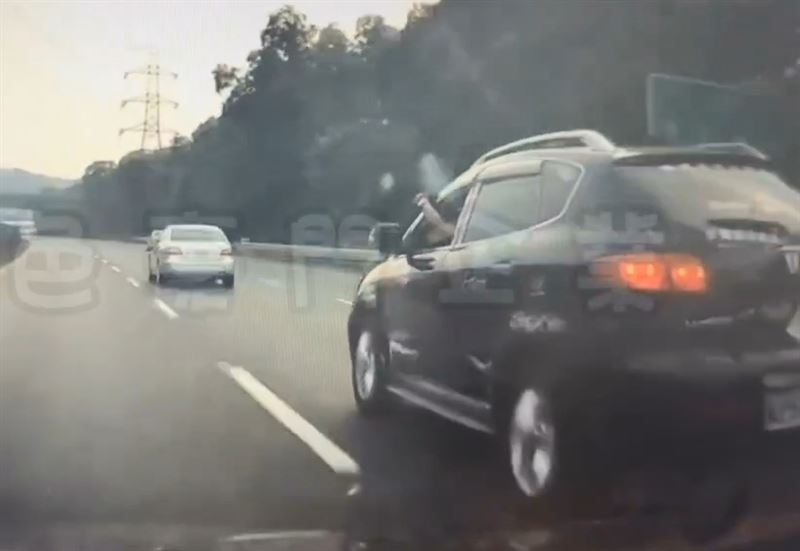 黑色休旅車駕駛緊追前方銀色賓士，駕駛持槍對賓士連開數槍。（圖／翻攝自黑色豪門企業）