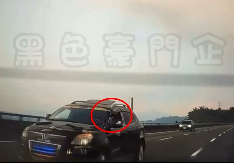 黑色休旅車駕駛降下車窗，左手持槍追車。（圖／翻攝自黑色豪門企業）