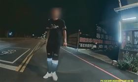 鐵棍男深夜將女騎士攔下並敲打機車。（圖／翻攝自臉書我是板橋人）