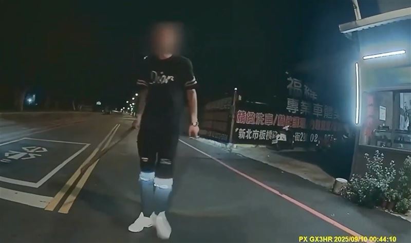 板橋女騎士夜歸被鐵棍男攔車　驚恐畫面曝