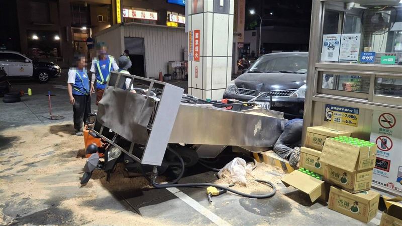 桃園市龜山區復興一路某加油站，發生自小客車衝撞事故。（圖／翻攝畫面）