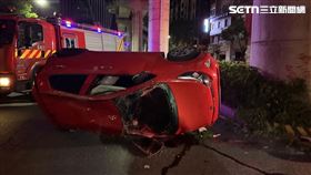 左轉,車禍,碰撞,翻車,女駕駛,噴飛,安全帶,台中（圖／翻攝畫面）