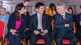 外交部長林佳龍（中）與捷克參議院議長韋德齊（Miloš Vystrčil，右）及眾議院議長艾達莫娃（Markéta Pekarová Adamová，左）在捷克故宮特展開幕式寒暄交流。(圖／外交部提供）