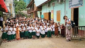 3月28日緬甸芮氏規模8.2級強震後，楊萬利與緬甸友人葉碧珠、釋慈廣法師組成「台緬同心救災隊」，5個月間陸續募款數百萬元，二度前往災區賑災。楊萬利說，有次在災區看到一棵芒果樹上滿滿都是芒果，這片土地如此肥沃，人民卻因政治動盪、天災頻傳而飽受苦難，忍不住要問，芒果都去哪兒了？
