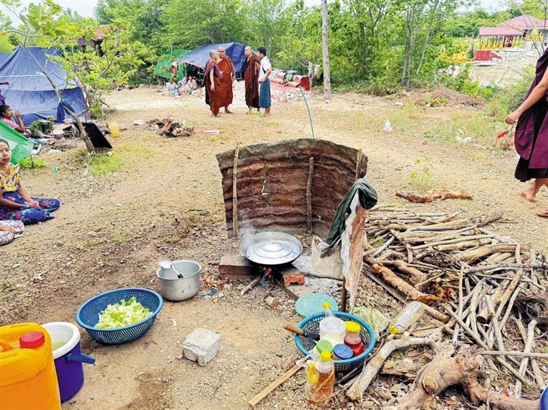 無處可去的地震災民只能席地而睡，搭建簡易的廚房。（楊萬利提供）