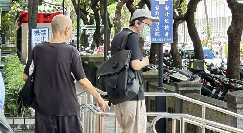 35歲的盧姓男博士（中、戴帽者）涉規避替代役徵集並逾期報到，日前赴二審台灣高等法院開庭。圖片描述。（圖／中央社）