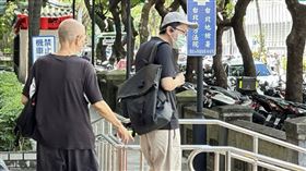 35歲的盧姓男博士（中、戴帽者）涉規避替代役徵集並逾期報到，日前赴二審台灣高等法院開庭。圖片描述。（圖／中央社）