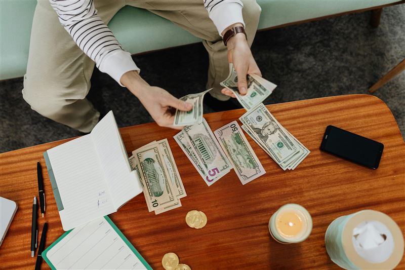 專家直言，僅靠每月退休金難以應付日漸高漲的醫療與生活成本，提醒長輩必須提前規劃，否則安穩晚年恐成泡影。（圖／翻攝自pixabay）