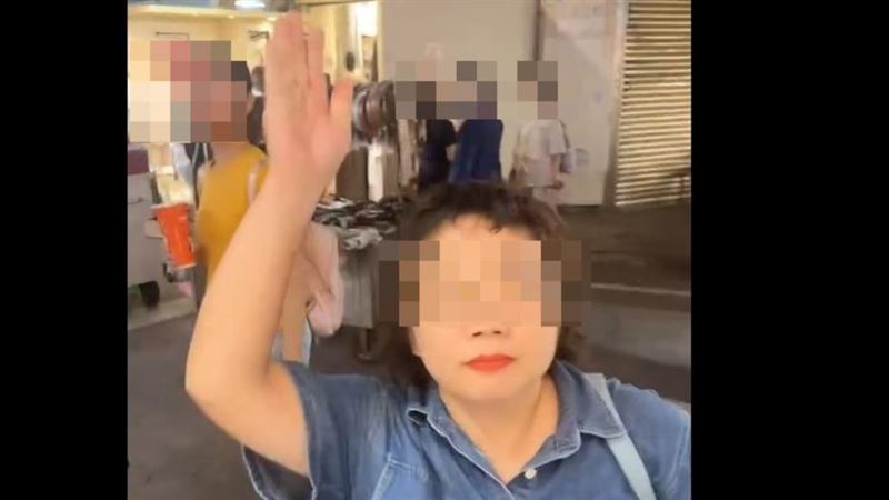 女子不滿店家持手機拍攝，怒回頭大吼拍掉手機。（圖／翻攝Threads@sugar_2.21）
