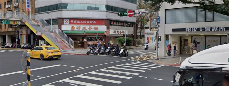 過去，南往北方向的機車騎士若要左轉光復南路，必須在三興國小門口前待轉，導致待轉區長期壅塞，甚至溢出到斑馬線。（圖／翻攝自google map）