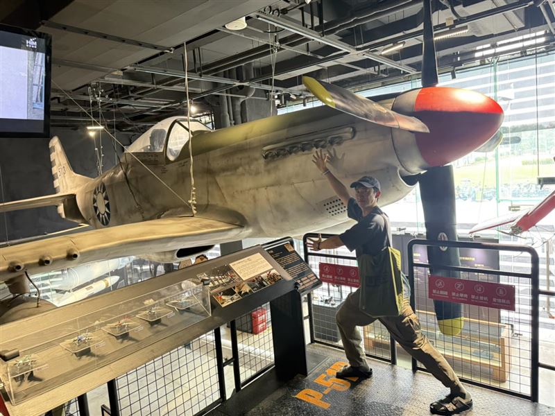 吳慷仁與編號513的戰機重逢。（圖／翻攝自臉書）