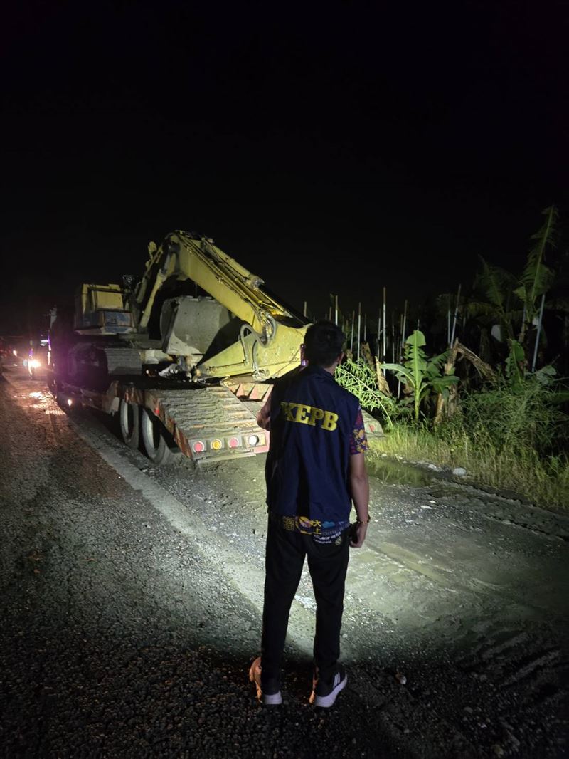 環保局13日晚間美濃列管坑洞發現有人車在現場非法回填。（圖／環保局提供）