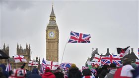 英國倫敦市中心爆發大規模反移民示威。（圖／美聯社／達志影像）