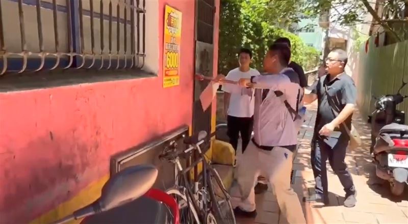 警方攻堅逮人。(圖/翻攝畫面)