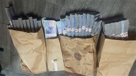 警方查扣的贓款。（圖／翻攝畫面）