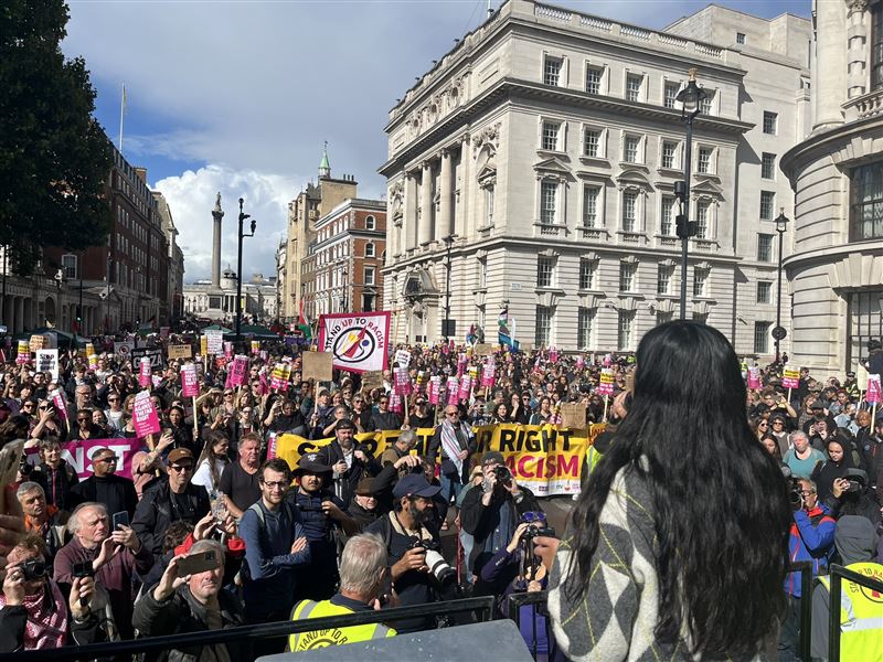 約5000人參加「挺身反種族主義」組織(Stand Up To Racism)舉行的反制集會,反對種族主義、暴力與法西斯。(圖/翻攝自X平台 @samira_zali)