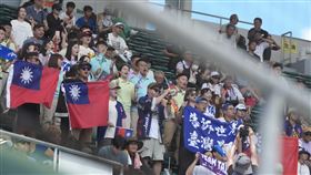 U18世界盃季軍戰 台灣觀眾在場邊持國旗及標語，為台灣隊加油。（圖／中央社）