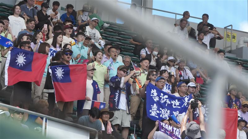 U18世界盃季軍戰 台灣觀眾在場邊持國旗及標語，為台灣隊加油。（圖／中央社）