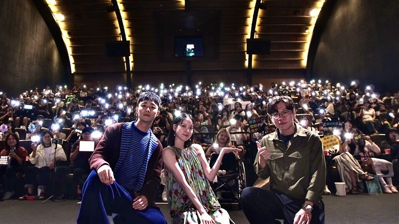 施柏宇（左起）、程予希和導演邱晧洲出席《夏日最後的祕密》韓國首映。（圖／阿榮影業提供）